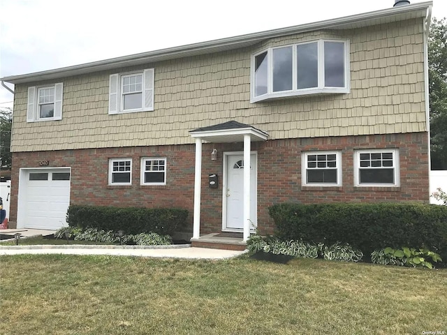 view of front facade featuring brick siding and a front yard