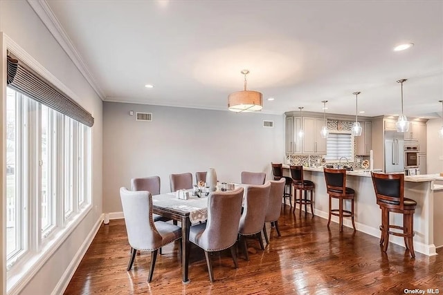 dining area with baseboards, visible vents, ornamental molding, dark wood-style flooring, and recessed lighting