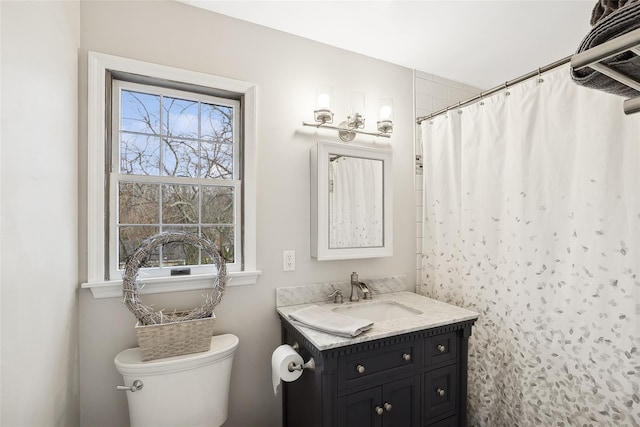 full bathroom featuring toilet, curtained shower, and vanity