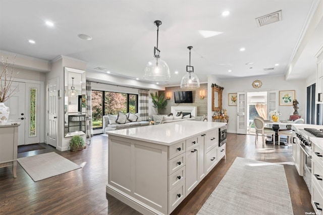 kitchen with visible vents, dark wood-style floors, light countertops, white cabinetry, and recessed lighting