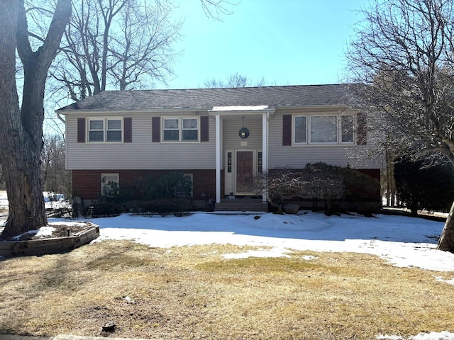 bi-level home featuring a front lawn