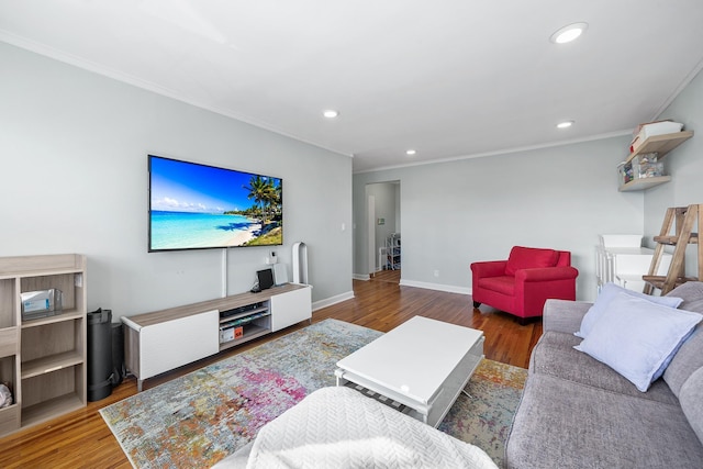 living room featuring recessed lighting, wood finished floors, baseboards, and ornamental molding