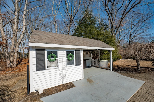 view of outdoor structure featuring an outbuilding