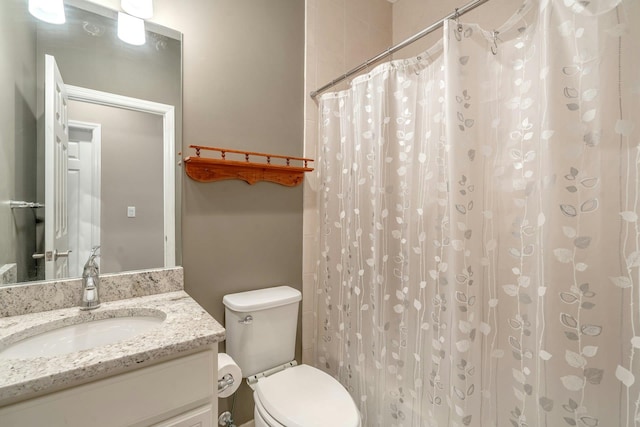 full bathroom featuring vanity, curtained shower, and toilet