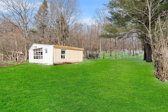 view of yard with an outbuilding