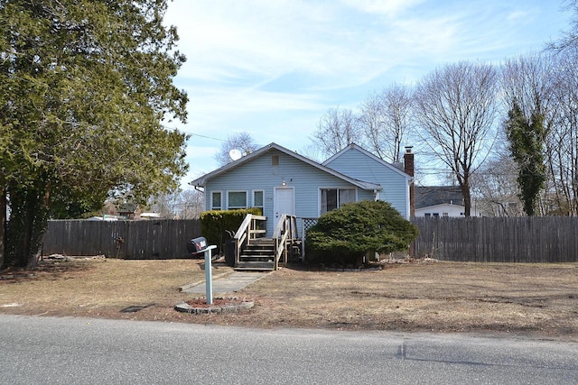 bungalow featuring fence