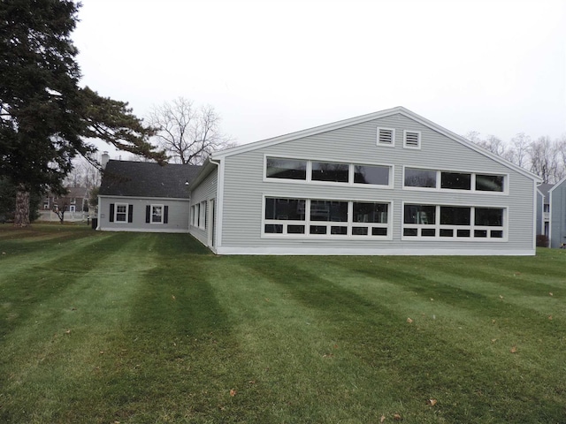 view of front of home featuring a front lawn