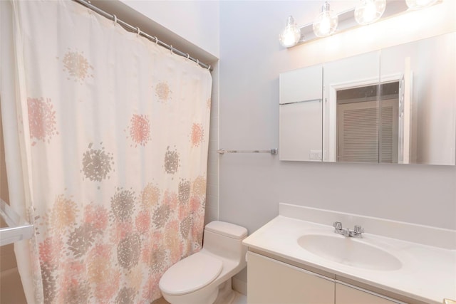 full bath with vanity, toilet, and a shower with curtain