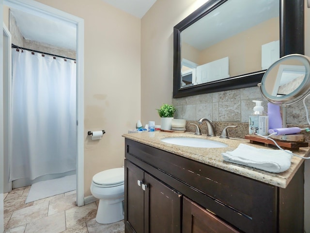 bathroom featuring a shower with shower curtain, toilet, vanity, and decorative backsplash