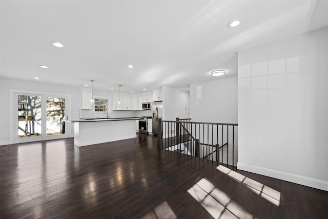 living room with dark wood-style floors, recessed lighting, and baseboards