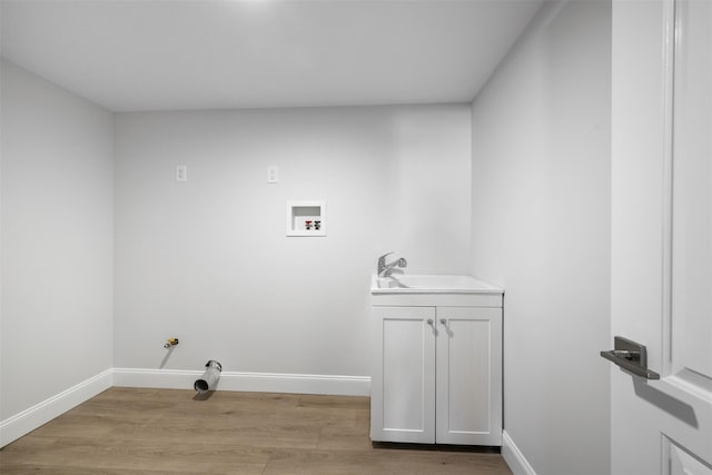 laundry area with washer hookup, light wood-style flooring, a sink, gas dryer hookup, and baseboards