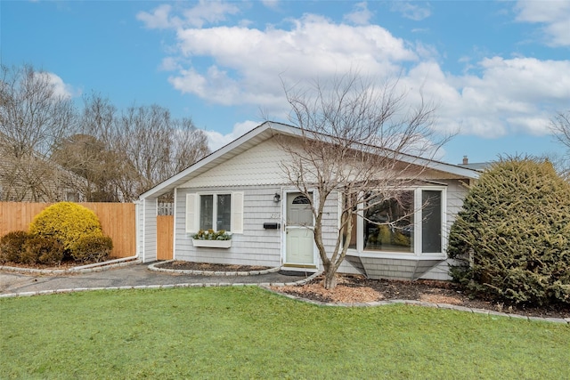 view of front of home featuring a front yard and fence