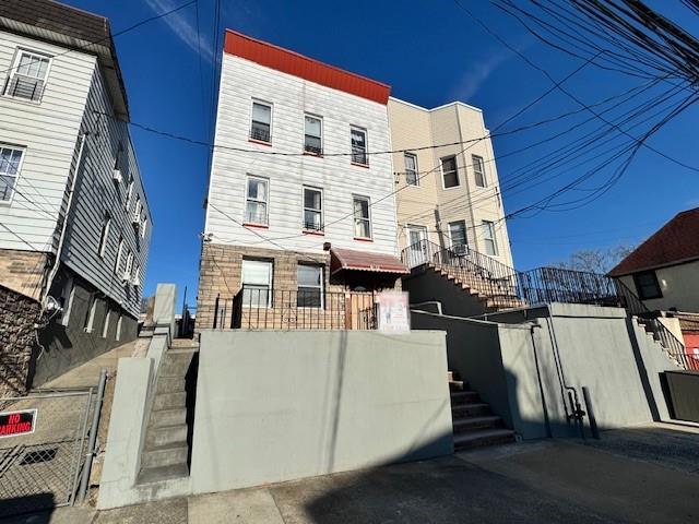 view of front of house featuring fence