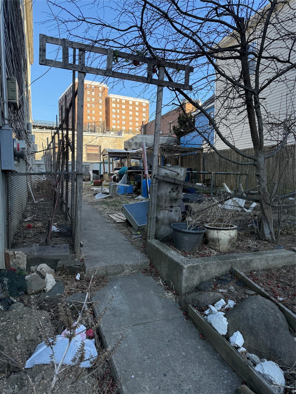 view of yard featuring fence