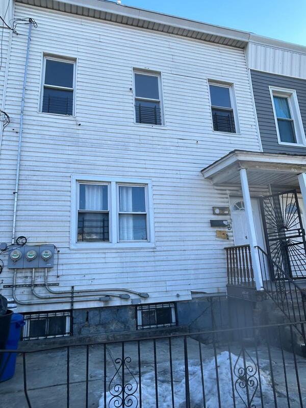 view of front of home featuring a fenced front yard