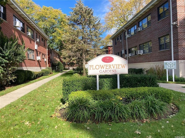 community sign with a lawn