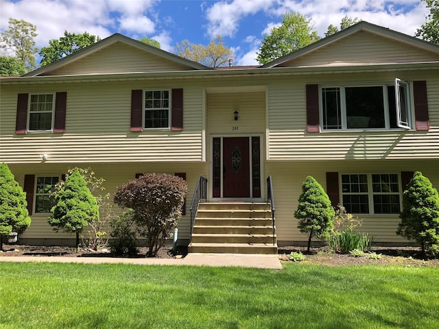 bi-level home featuring a front lawn