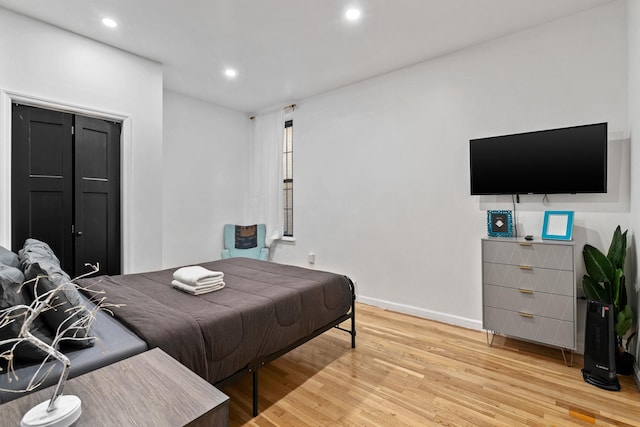 bedroom featuring light wood-type flooring, baseboards, and recessed lighting