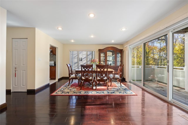 dining area with dark wood-style floors, recessed lighting, and baseboards