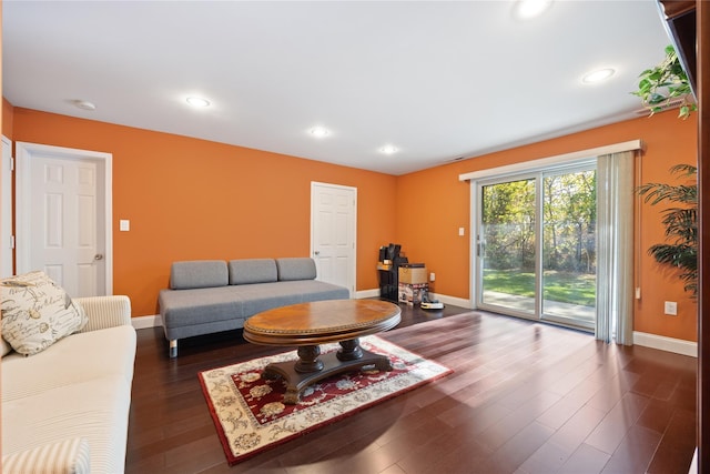 living area with dark wood-style flooring, recessed lighting, and baseboards