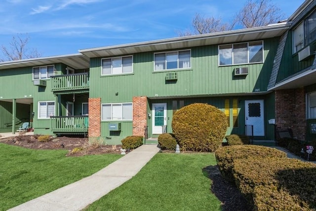 view of front of home with a front lawn and brick siding