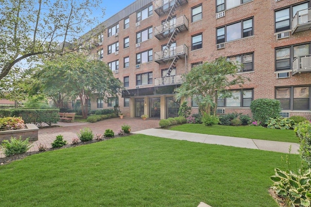 view of property's community featuring a yard