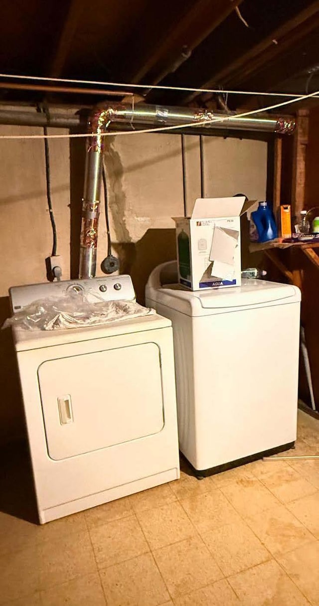 washroom with laundry area and washer and clothes dryer