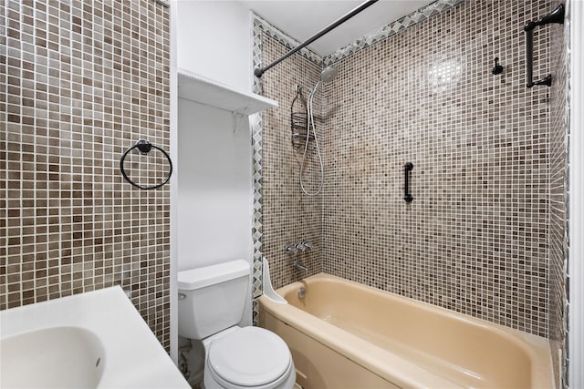 bathroom with tiled shower / bath and toilet