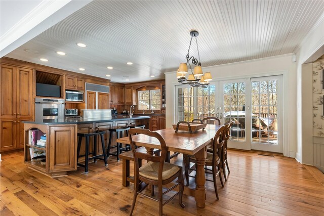 dining room with recessed lighting, crown molding, visible vents, light wood-type flooring, and an inviting chandelier