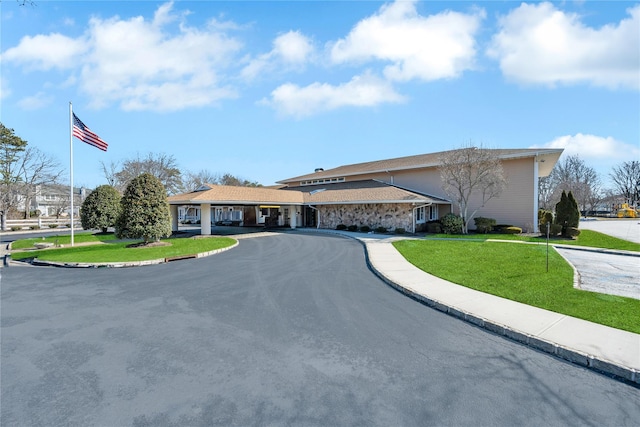 view of front of property with driveway and a front yard