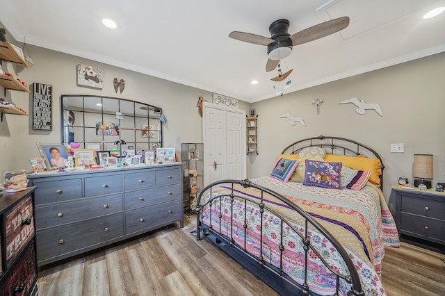 bedroom with ornamental molding, wood finished floors, a ceiling fan, and recessed lighting