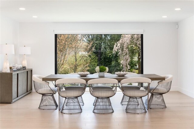 dining area with recessed lighting, light wood-style flooring, and baseboards