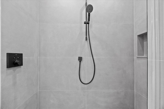 details with a tile shower