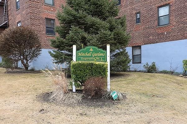 community sign featuring a yard