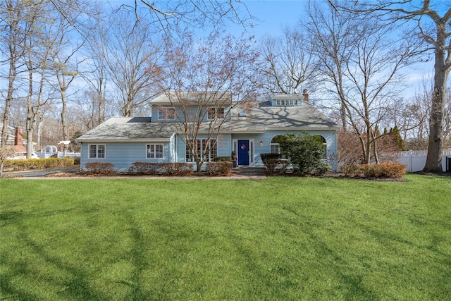 view of front of property featuring fence and a front lawn