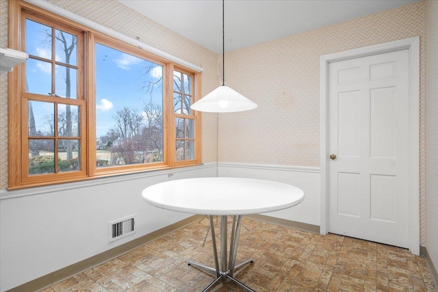 dining room with visible vents and wallpapered walls