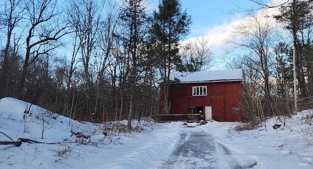 exterior space featuring a barn