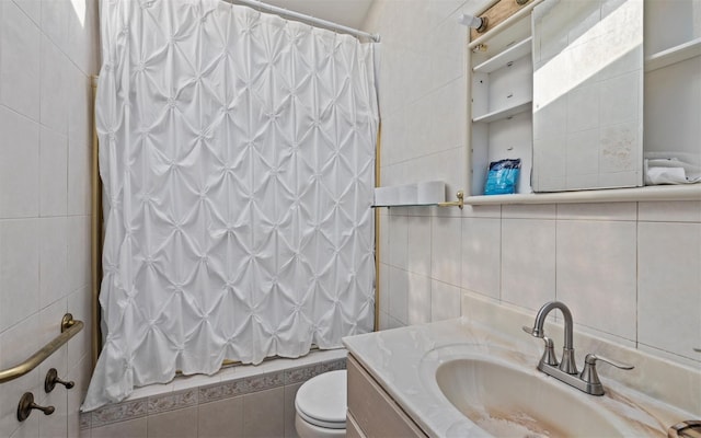 full bathroom featuring toilet, vanity, tile walls, tasteful backsplash, and shower / bath combo