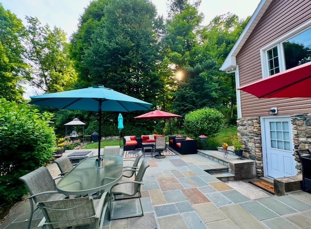 view of patio with outdoor dining area and outdoor lounge area