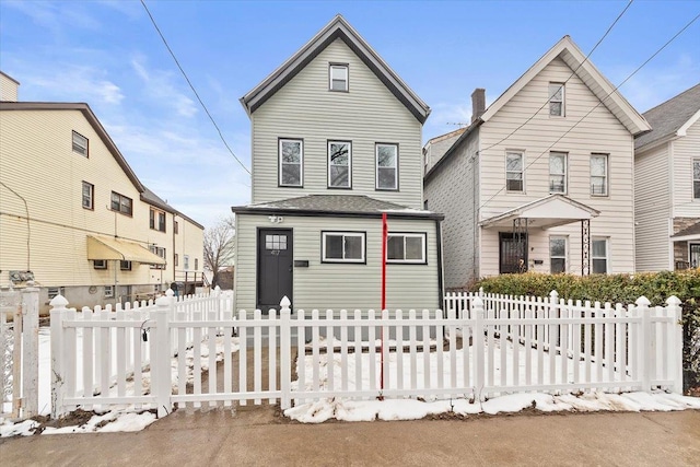 view of front facade featuring a fenced front yard