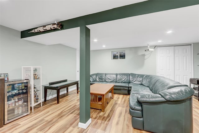 living area featuring beverage cooler, light wood-type flooring, baseboards, and recessed lighting