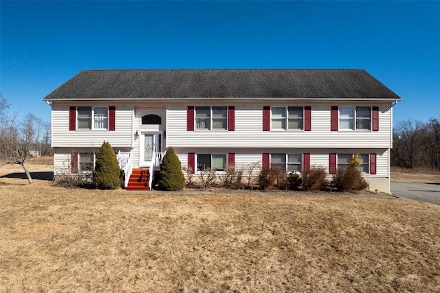 split foyer home featuring a front lawn