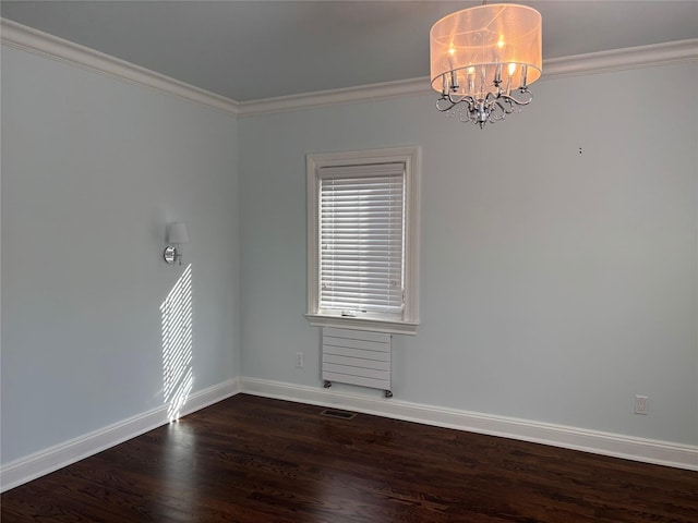 empty room featuring ornamental molding, dark wood-style flooring, a notable chandelier, and baseboards