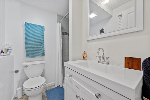 full bath with baseboards, a shower with shower curtain, toilet, a textured ceiling, and vanity