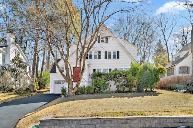 view of front facade featuring driveway and a front lawn