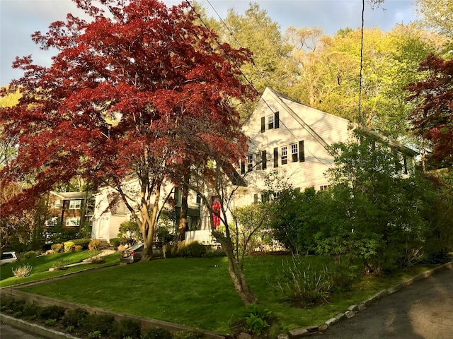 view of front facade featuring a front yard