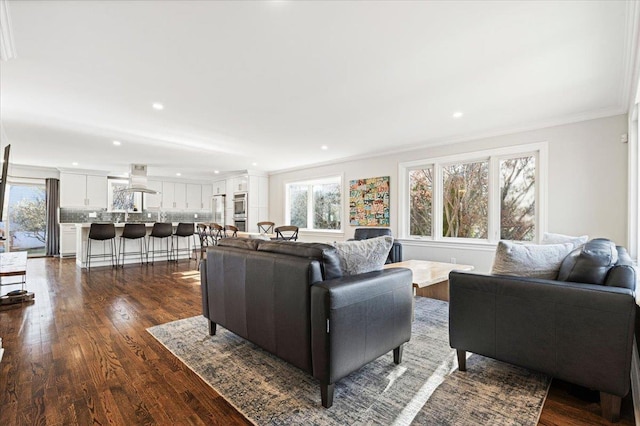 living area with recessed lighting, dark wood-style floors, and crown molding