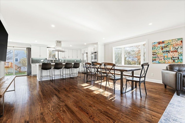 dining area with dark wood-style floors, recessed lighting, crown molding, and baseboards