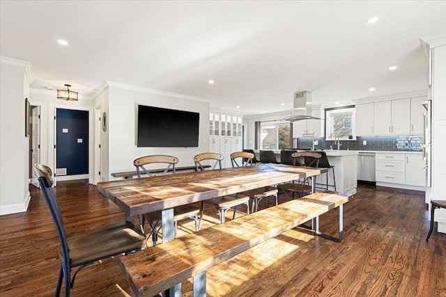 dining area with recessed lighting, baseboards, dark wood-style floors, and crown molding