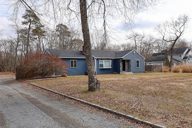 ranch-style home featuring a shingled roof